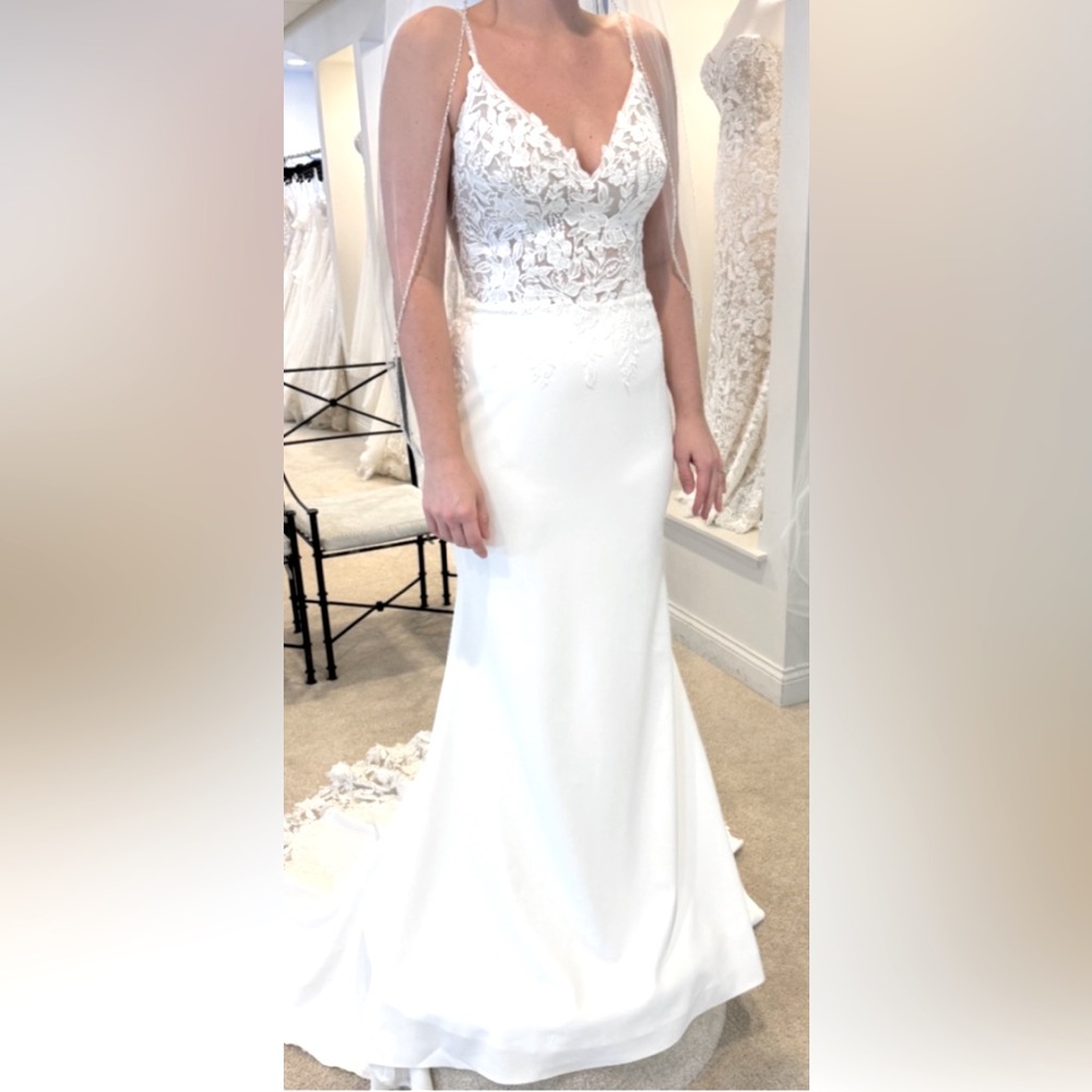 **NWT** Crepe Wedding Dress - size 8 - Light ivory/White - Lace bodice